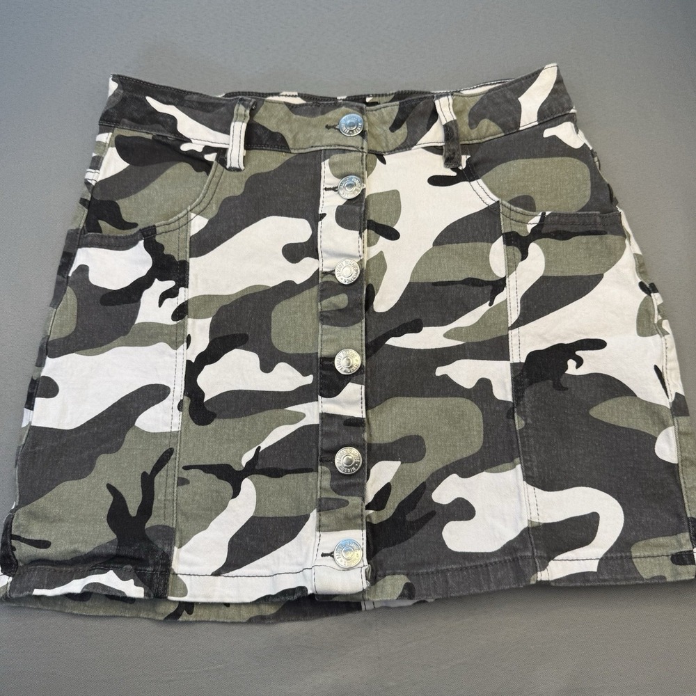 Almost Famous High-Rise Mini Skirt Sz 9 Camo, Silver Buttons Down Front Pockets